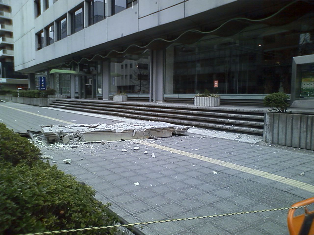 NTT東日本第1ビル落下した外壁部分