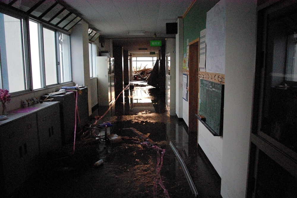 仙台市立荒浜小学校定点観測写真07〈２階職員室前廊下...