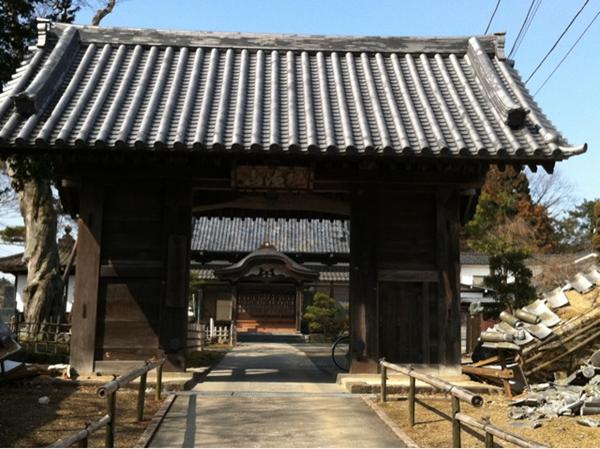 2011年3月26日、新坂通りにある荘厳寺の逆さ門の両脇の壁、崩壊。