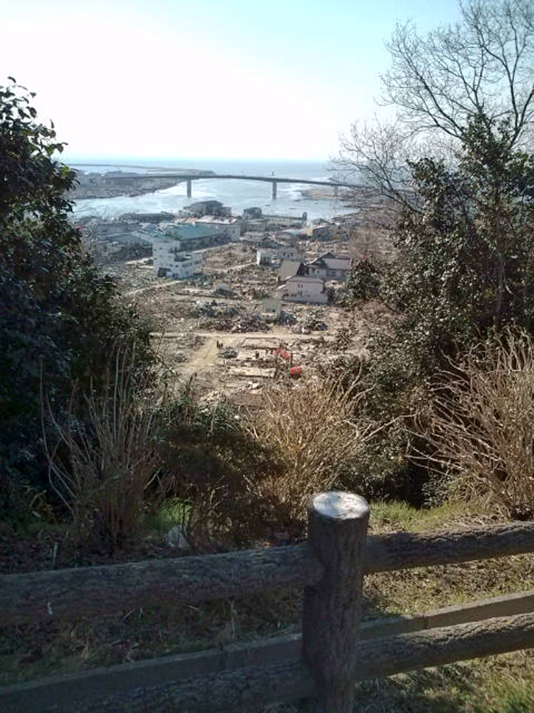 2011年4月5日 宮城県石巻市日和が丘 日和山から日和大橋を望む
