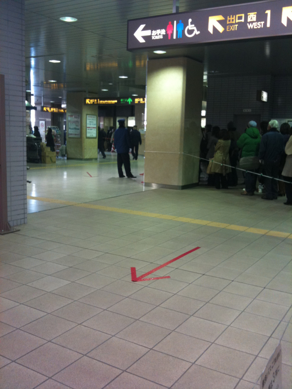 泉中央駅構内でシャトルバスを待つ人々の列