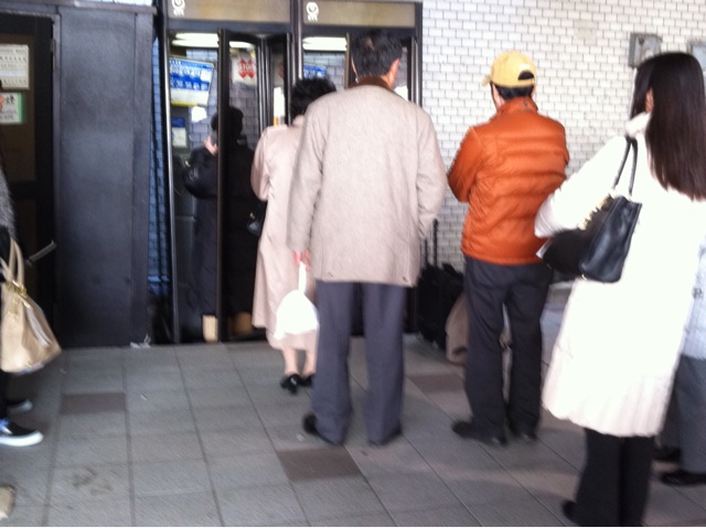 2011年3月13日仙台駅のタクシープール前の電話ボックス。ボックスの下が沈んでます。