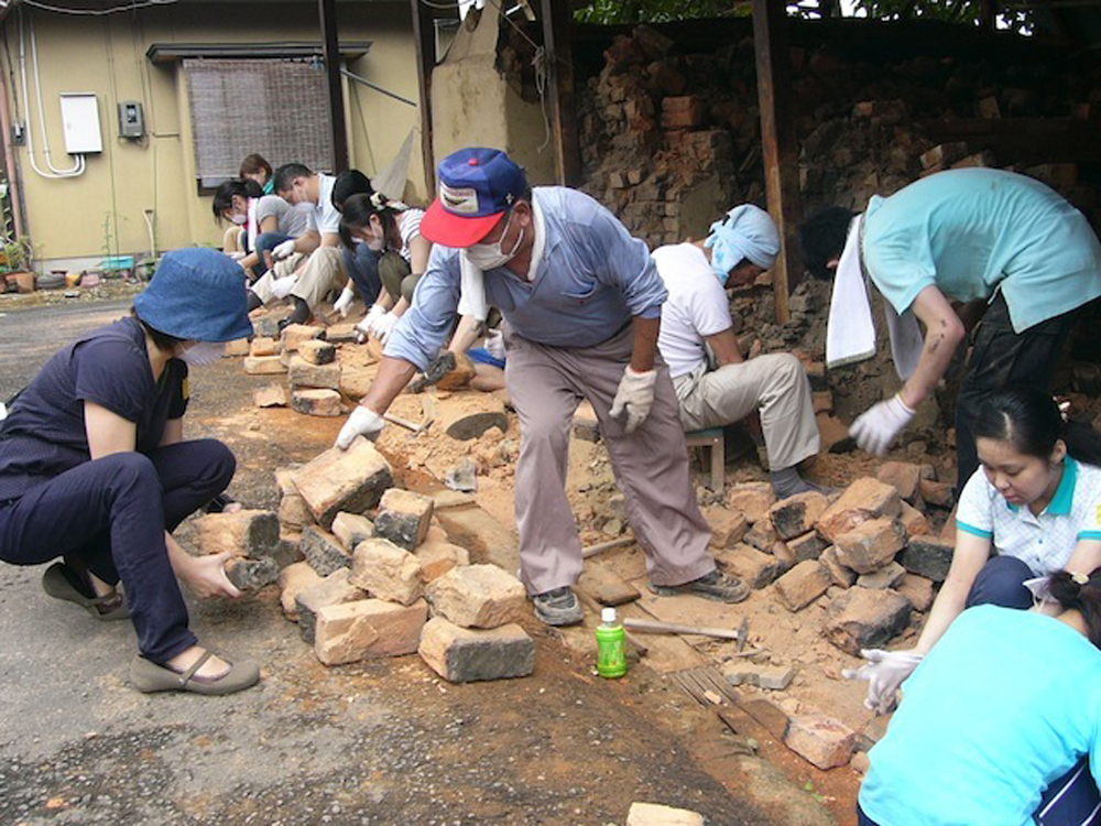倒壊した堤町の登り窯のレンガを、市民がきれいに作業中