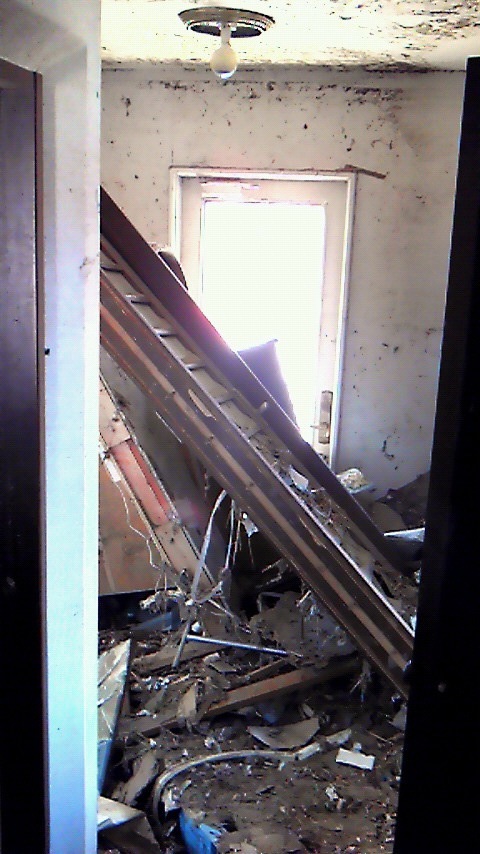 瓦礫で塞がれた自宅玄関